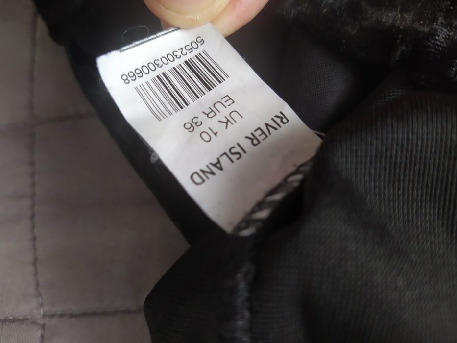 Welurowa sukienka mała czarna, efektowne plecy r. S River Island