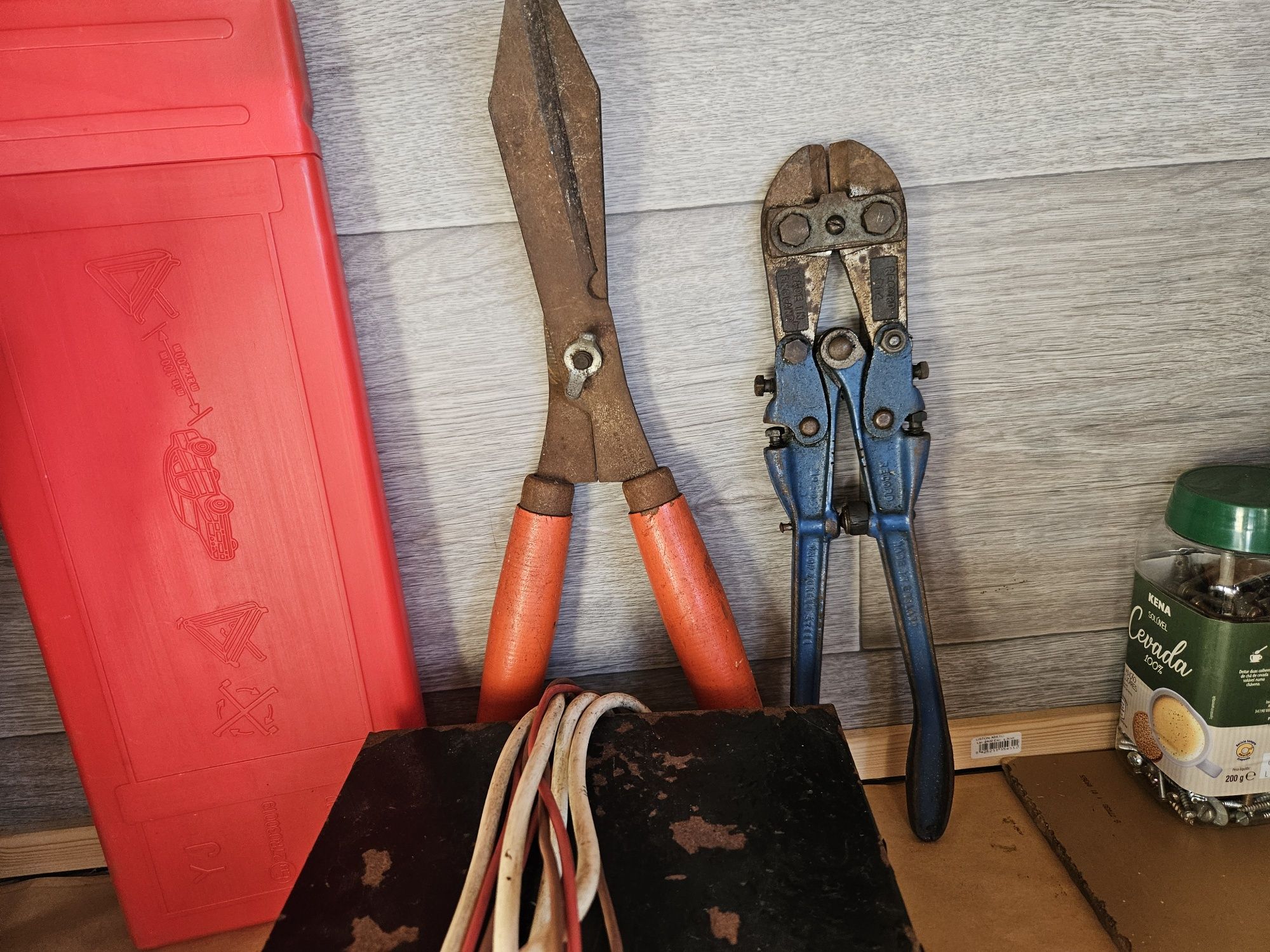 Vendo estas farramentas a quem tiver interese.e interesado,em boas con