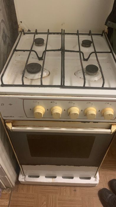 Віддам працюючу стареньку газову плиту