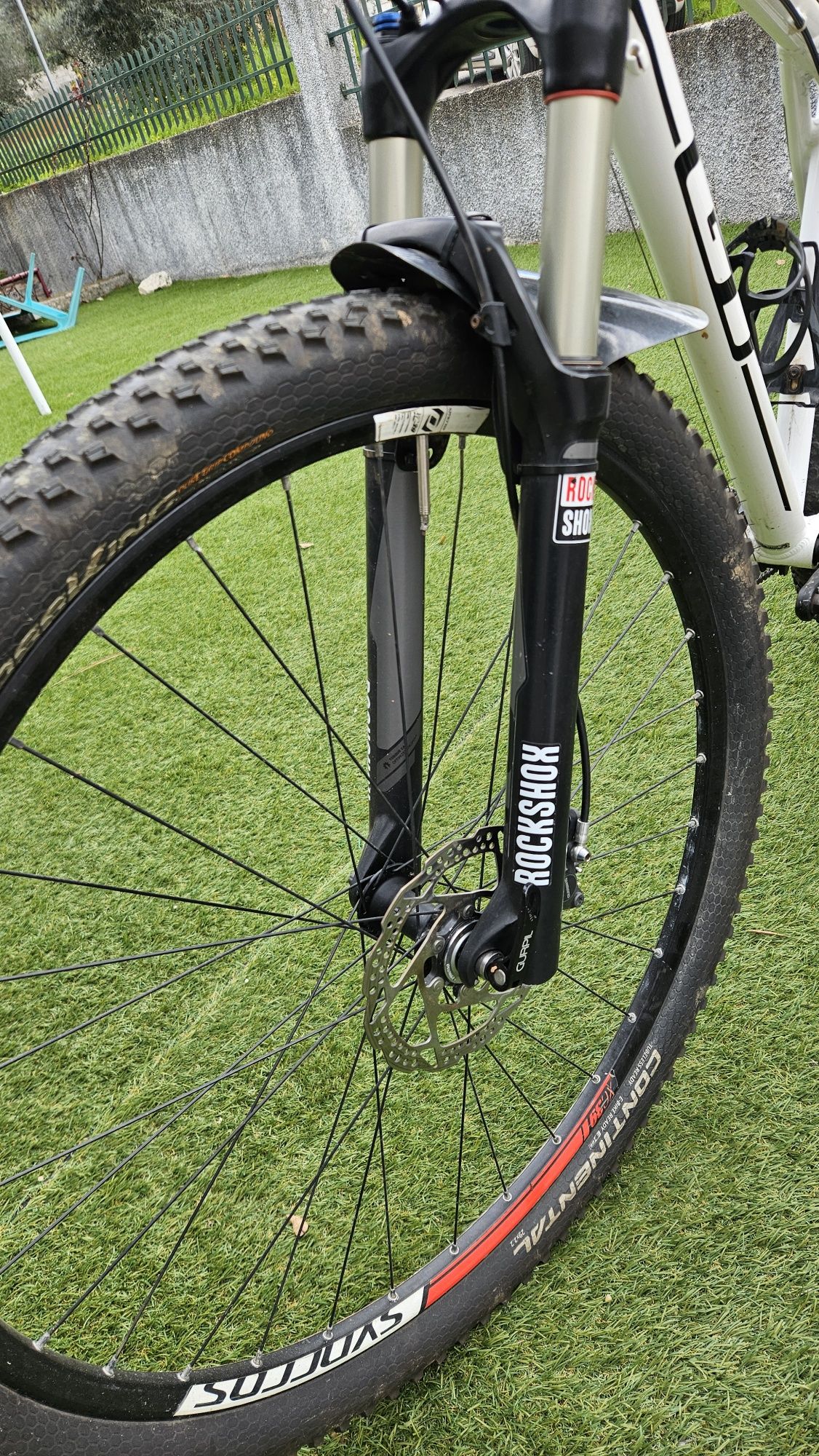 Bicicleta btt roda 29 marca GT tamaho M