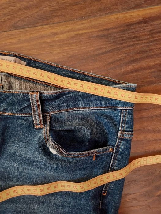 Jeansy rurki z dziurami Zara