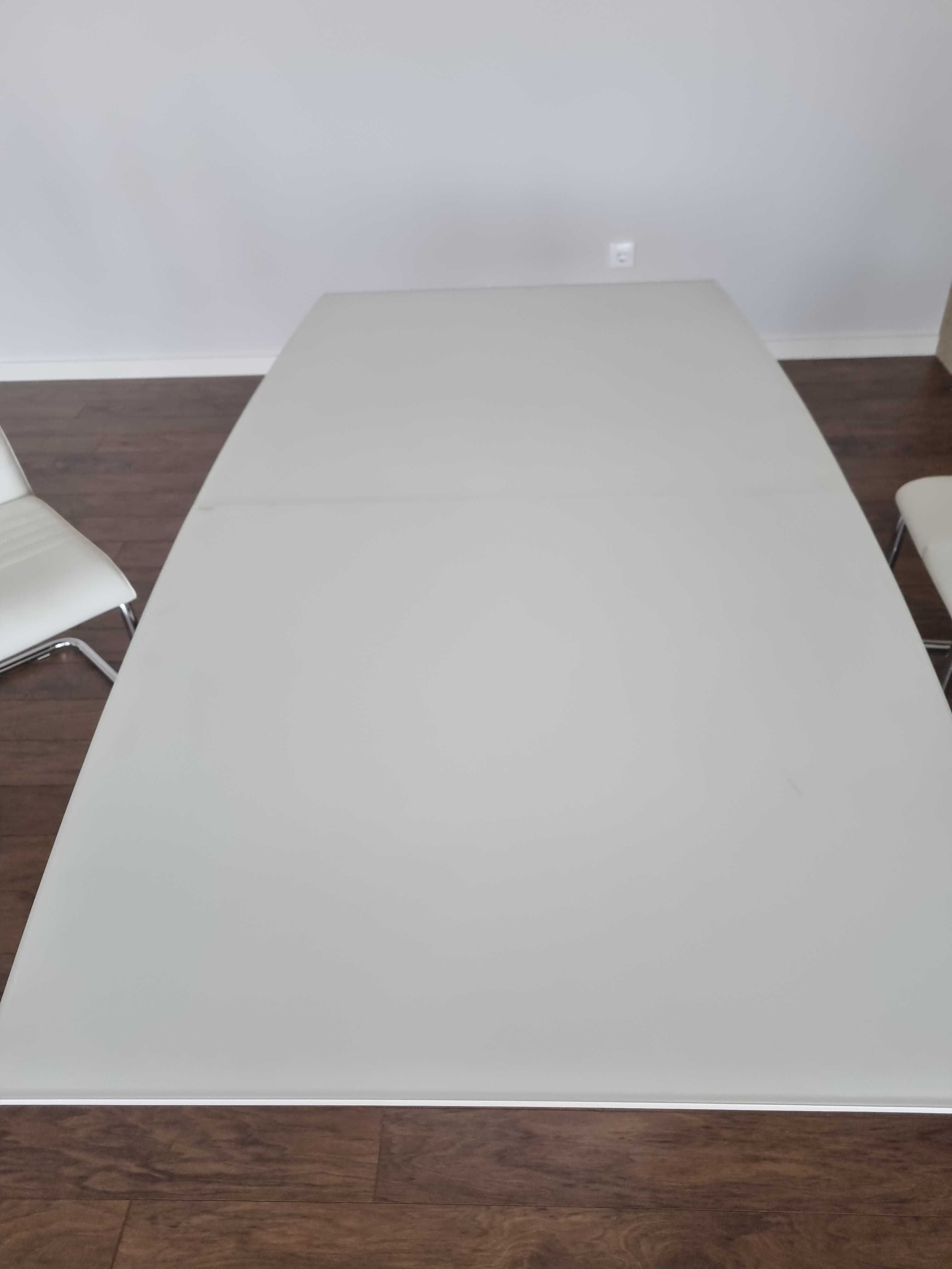 Mesa extensível em Branco e Carvalho com 4 cadeiras