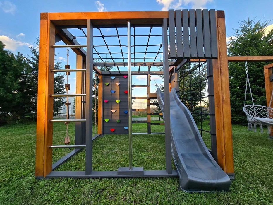 Nowoczesny plac zabaw - duży małpi gaj z huśtawkami, siłownia ogrodowa