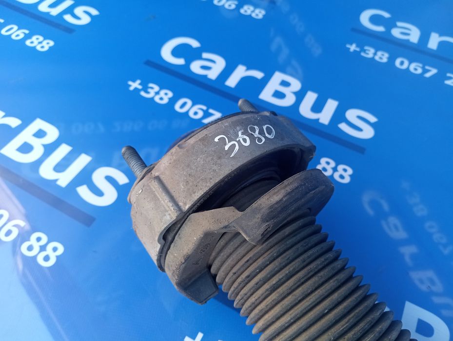 Стійка амортизатора переднього правого Volkswagen Touareg NF Туарег