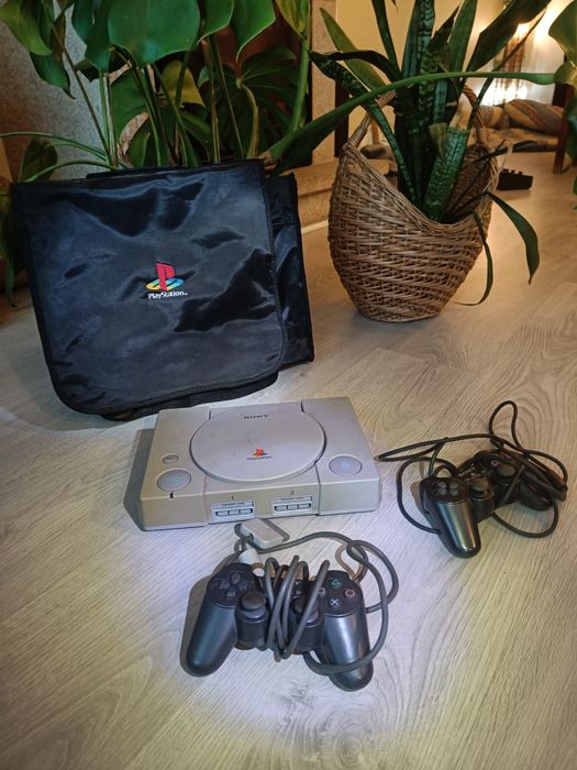 Playstation + comandos + bolsa