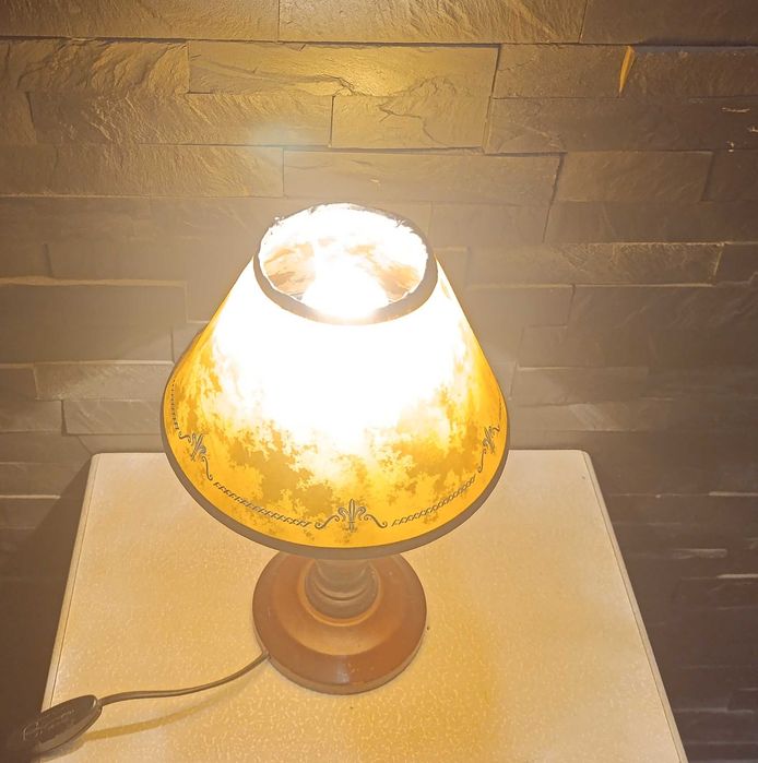 Candeeiro mesa, madeira,  muito antigo, com abat-jour Origem Itália