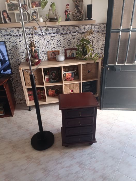 Bengaleiro e mesa de cabeceira