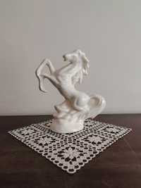 Biała figurka konia z porcelitu, PRL, Vintage