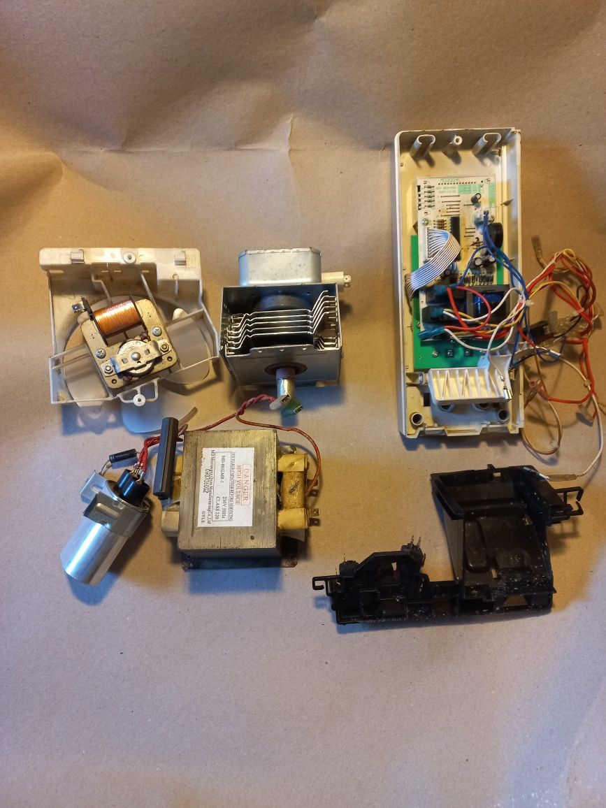 Kuchenka Mikrofalowa Amica, ramką, drzwi, programator model AMM 20 BIS