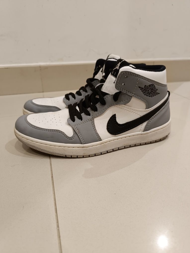 Air Jordan cinzento