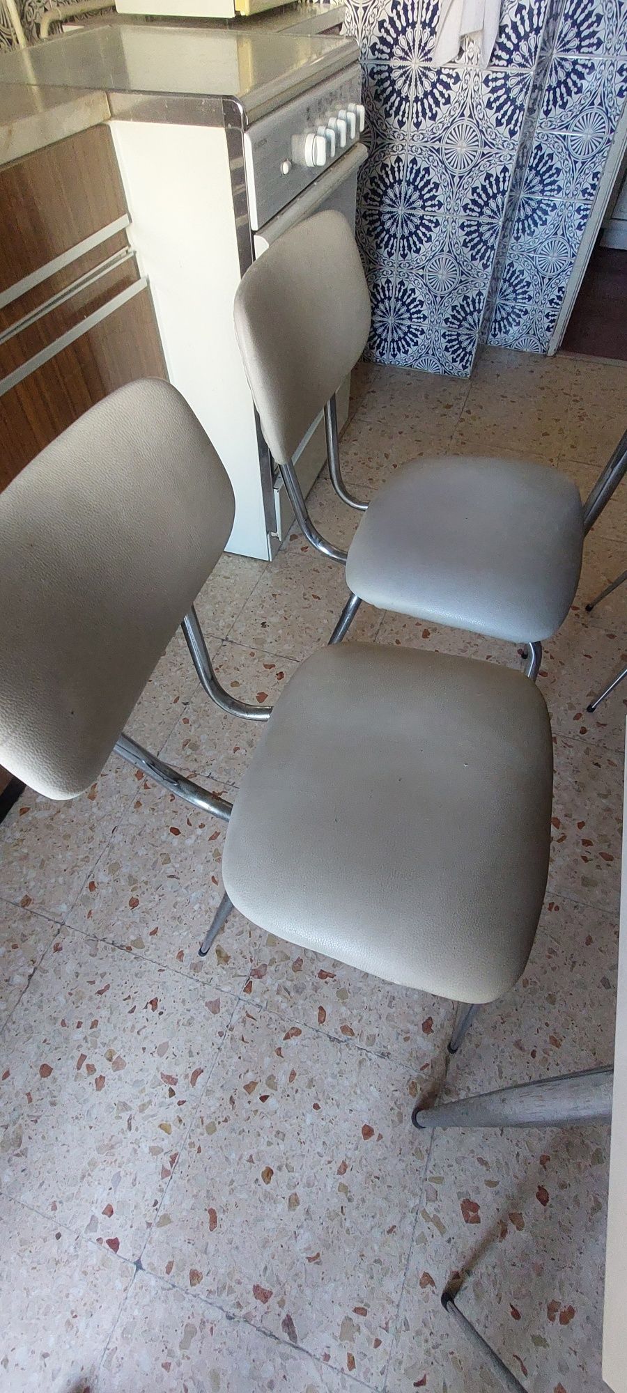 Mesa de cozinha com 2 cadeira e 2 bancos