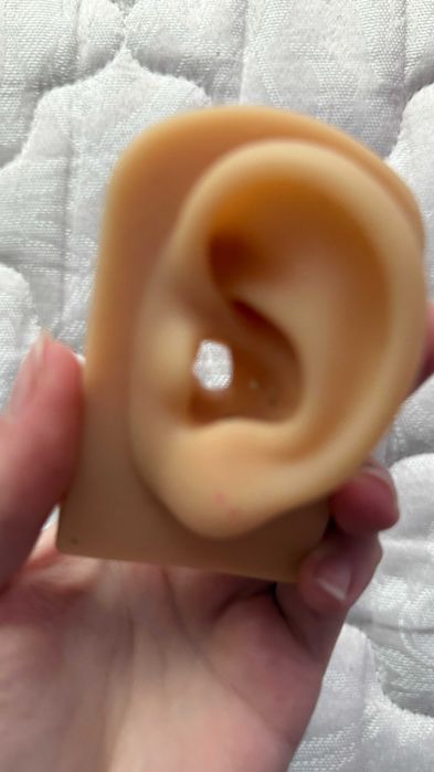 силіконове вушко з дірочкою