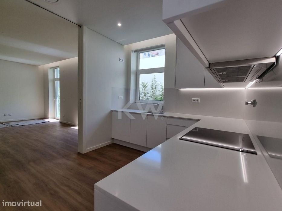 Apartamento T2, com varanda, novo, na praça do Chile com garagem