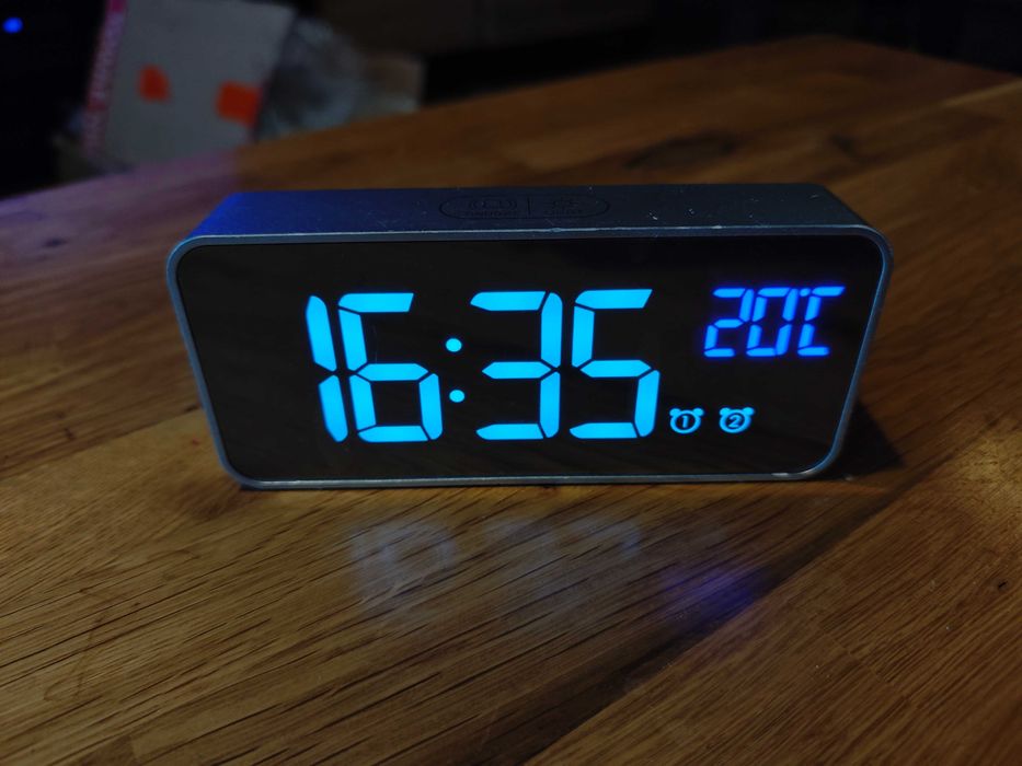 cyfrowy budzik z dużym wyświetlaczem temperatury LED