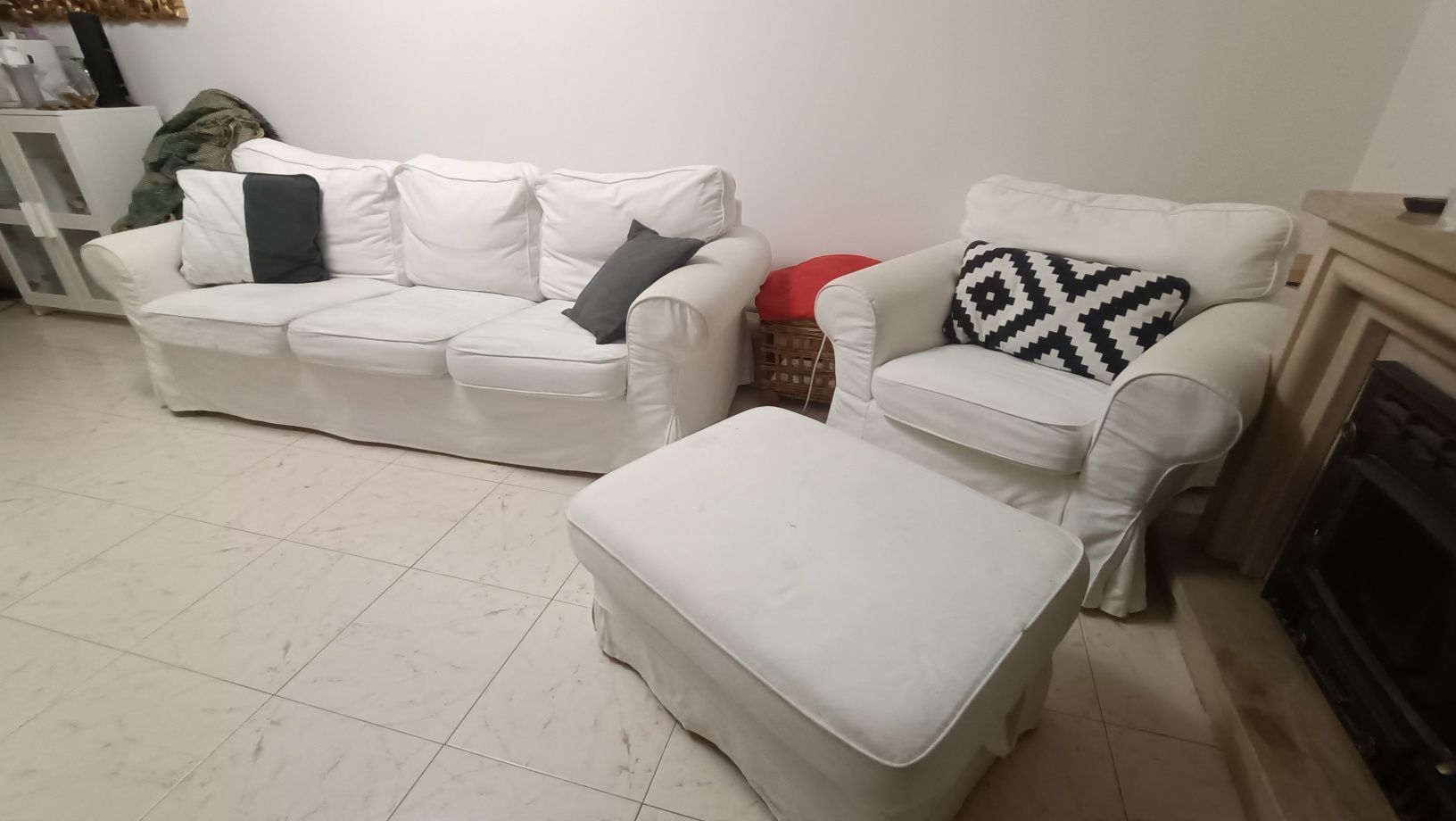 Sofá com poltrona e puff