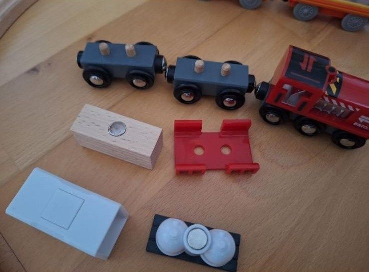 Brio - zestaw kolejka (tory, tunel, przystanek, 3 pociągi