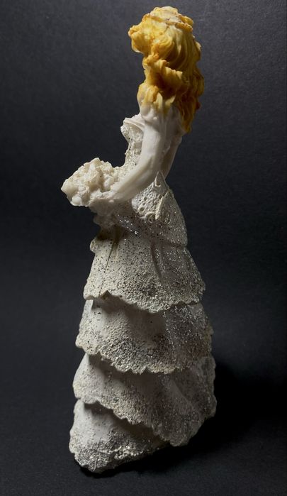 Статуетка нареченої в білій сукні