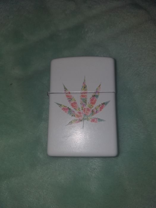 Zippo com desenho de folha de canabis novo