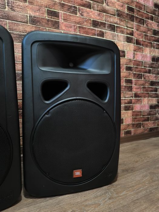 Продам колонки  JBL EON1500