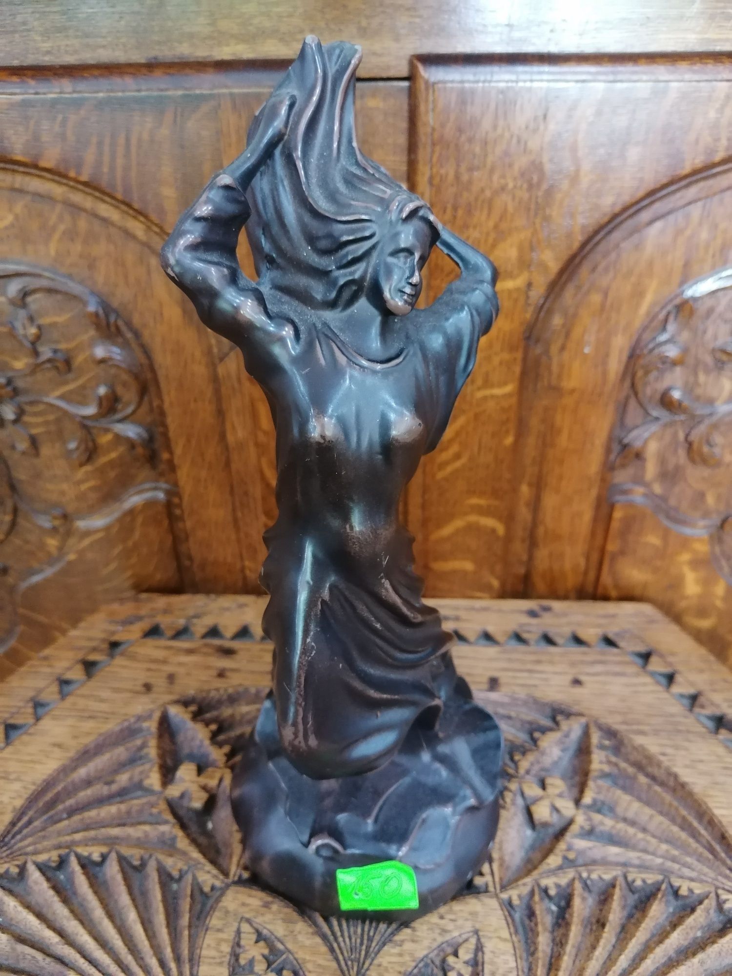 Piękna figurka kobiety wykonana z metalu polecam