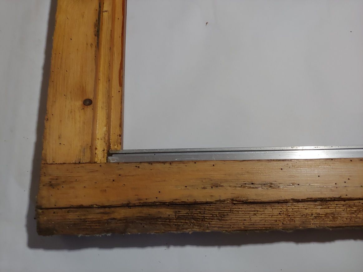 Okno drewniane z ramą, futryną