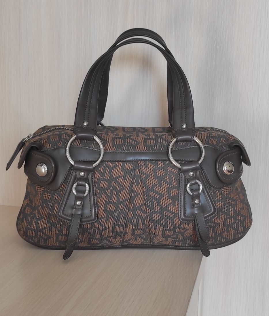 Стильная классическая сумочка с монограммой DKNY. Monogram