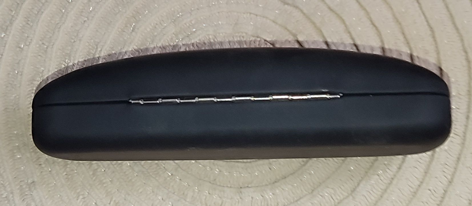 Czarne etui na okulary