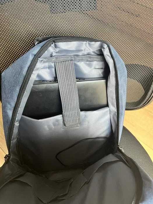 Plecak, do pracy, do szkoły, na wycieczki. Złącze USB.