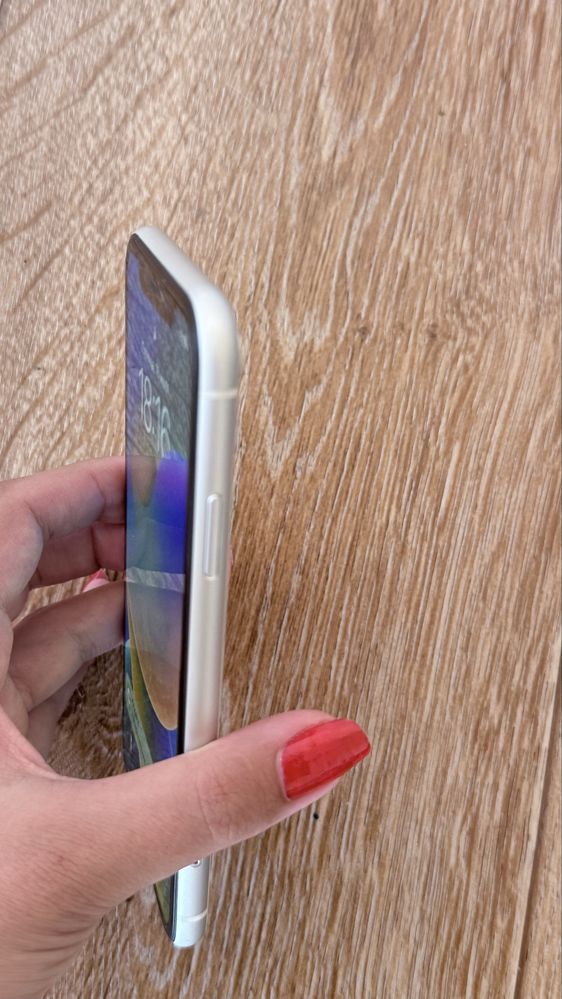 Iphone 11 білого кольору на 128 гб