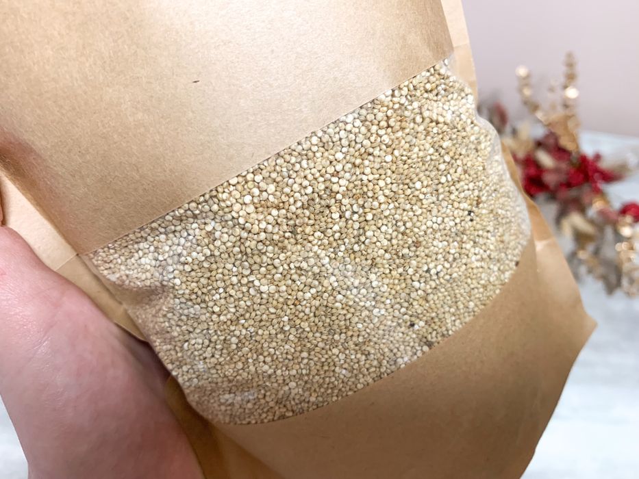 Кіноа біла насіння. Зернова каша. Здоровий сніданок