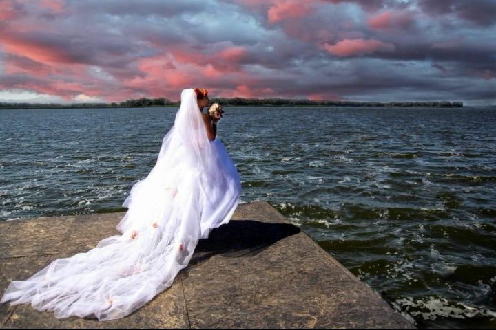 Весільна сукня зі зʼємним шлейфом