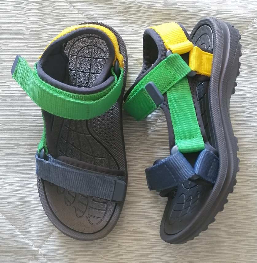 Criança - sandálias e Crocs vários tamanhos e preços