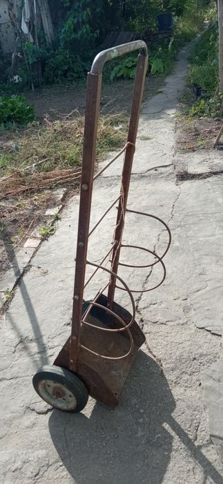 Тачка. Удобно для тяжёлого груза.