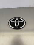 Toyota Avensis T27 lift 11-15 emblemat znaczek logo grilla przód