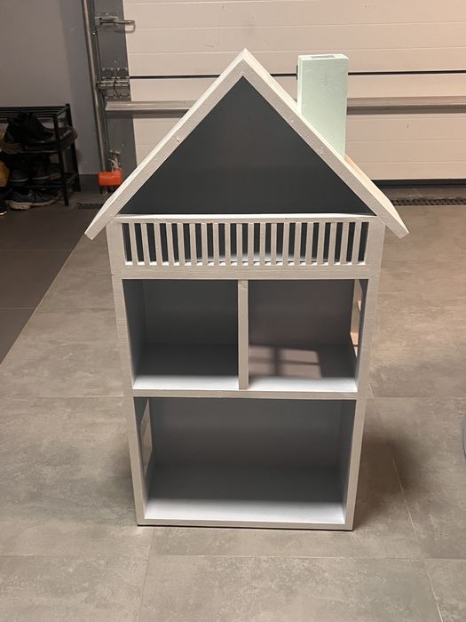 Domek drewniany dla lalek, regal na zabawki, półeczki