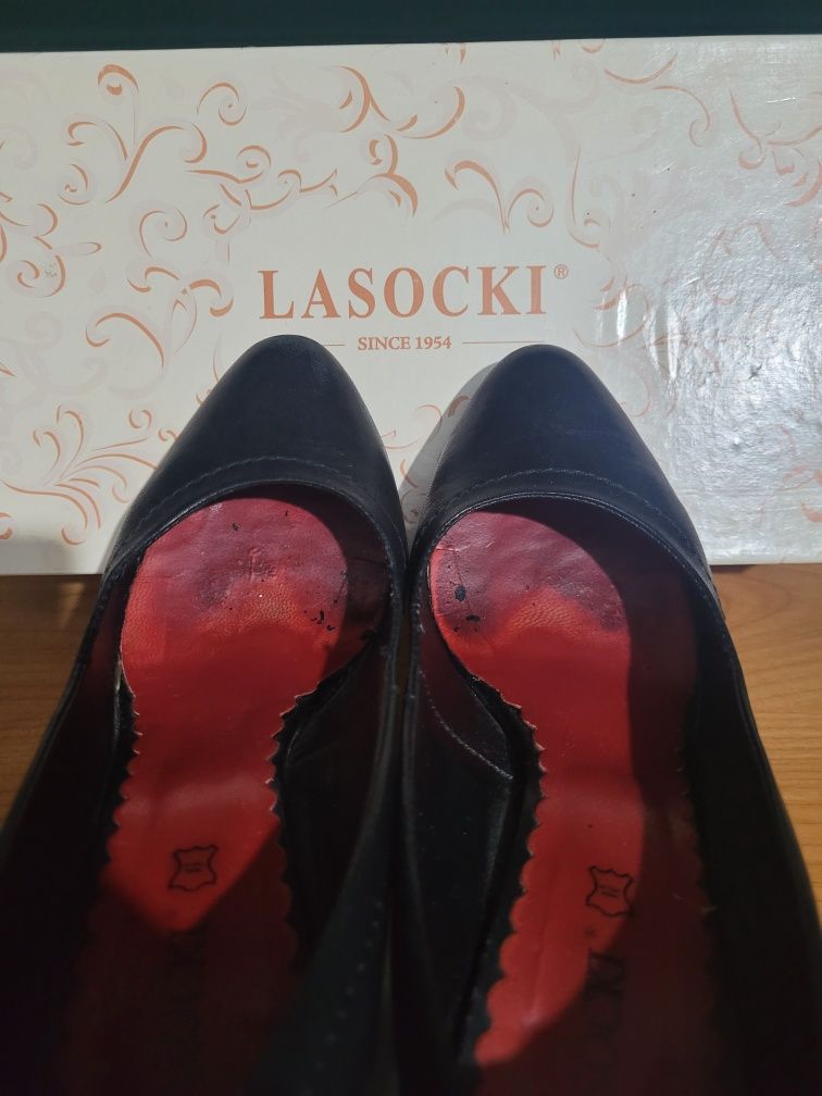 Czarne pantofle w obcas stożek