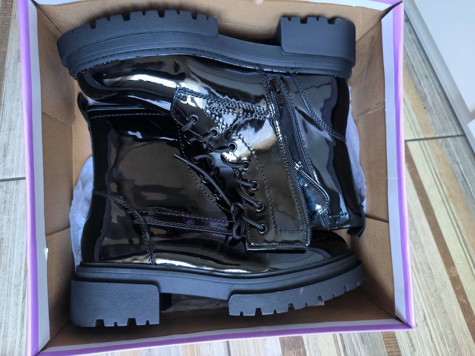 Lakierkowe trapery 40 Deichmann