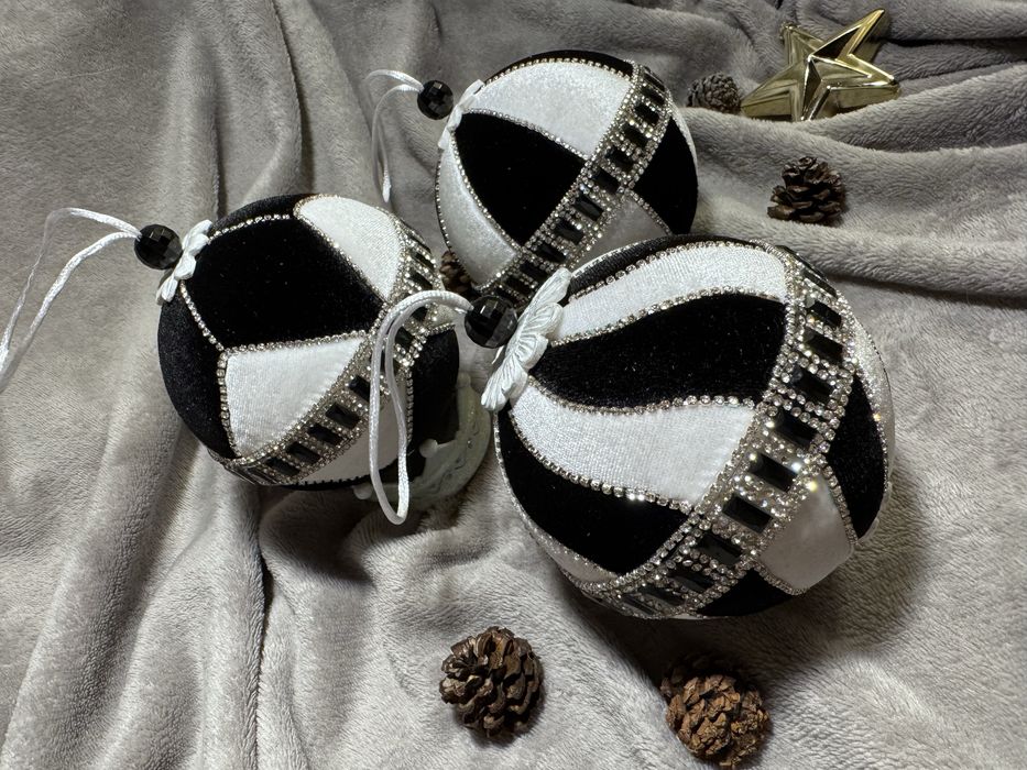 Набір ялинкових прикрас ручної роботи.