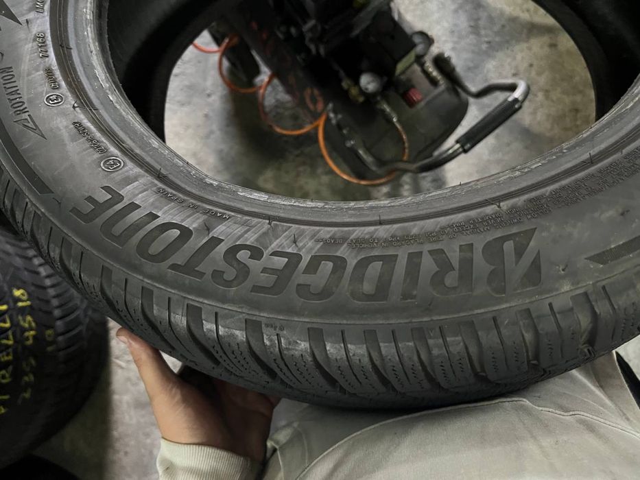 Автошини зимові 23 рік BRIDGESTONE 205/55/17 (2шт)Гума,Скати, Шини)