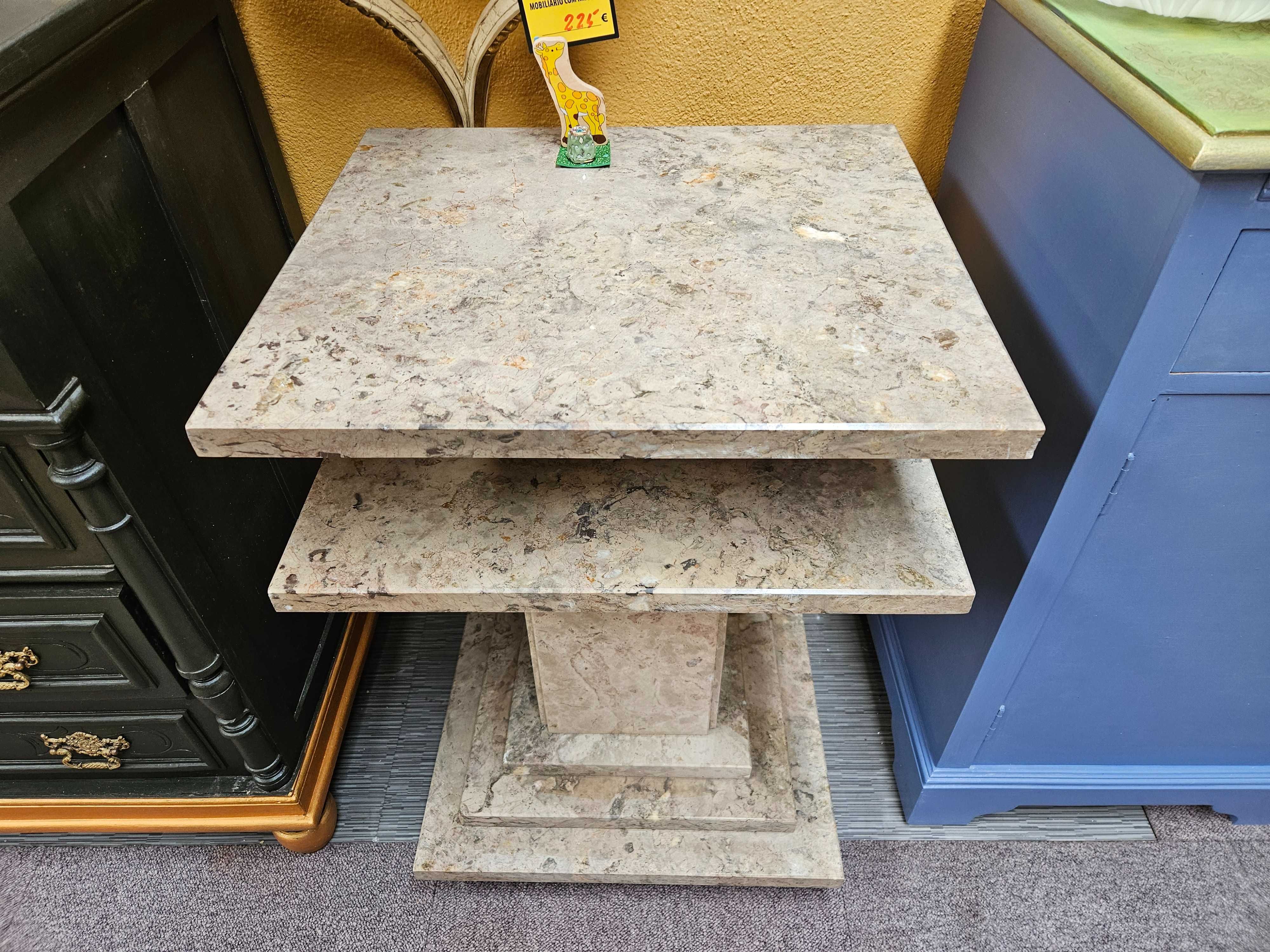Mesa de apoio em pedra, com rodas - Muito bom e