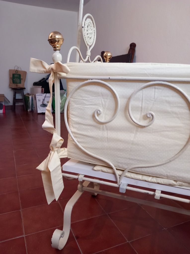 Berço para bebé em ferro