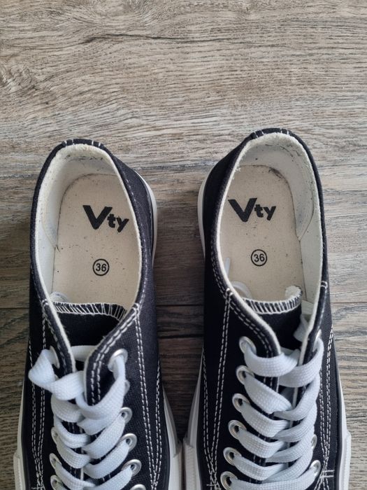 Czarno białe trampki Vty