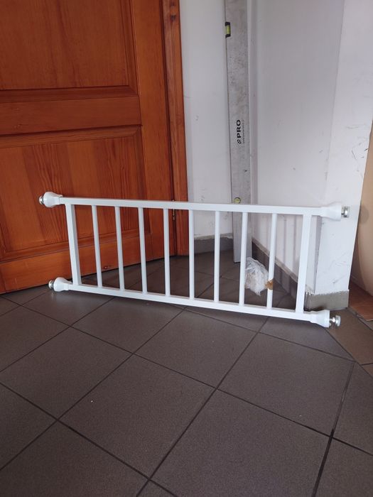 Barierka ochronna dziecięca 110 x 40 cm Biała metalowa