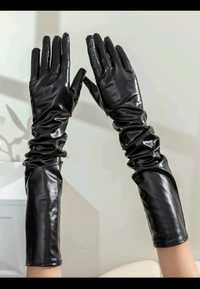 Długie czarne rękawiczki