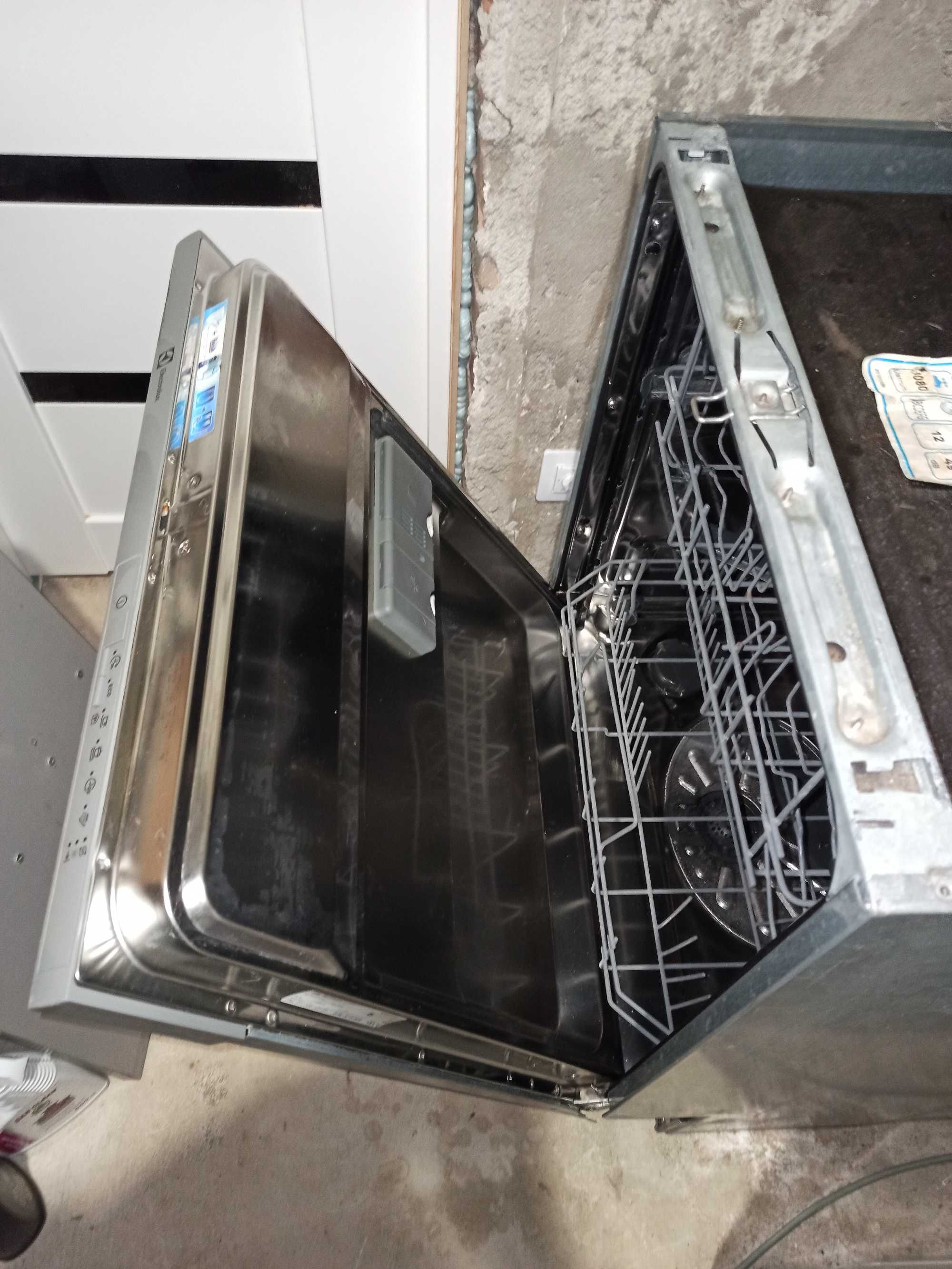 Посудомийна машина Electrolux робоча, вбудована на 12 предметів