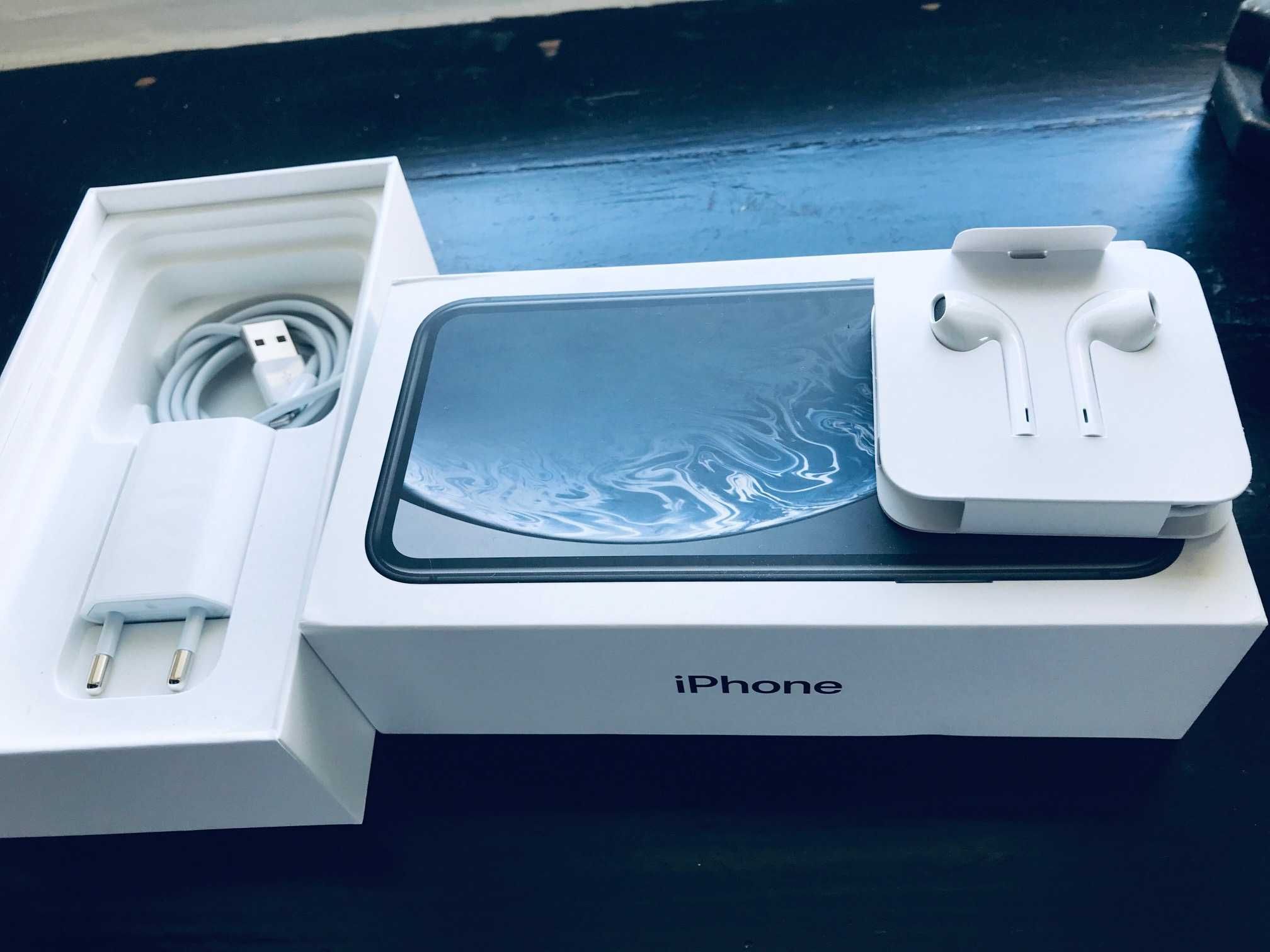 Pudełko Apple iPhone XR wraz z akcesriami