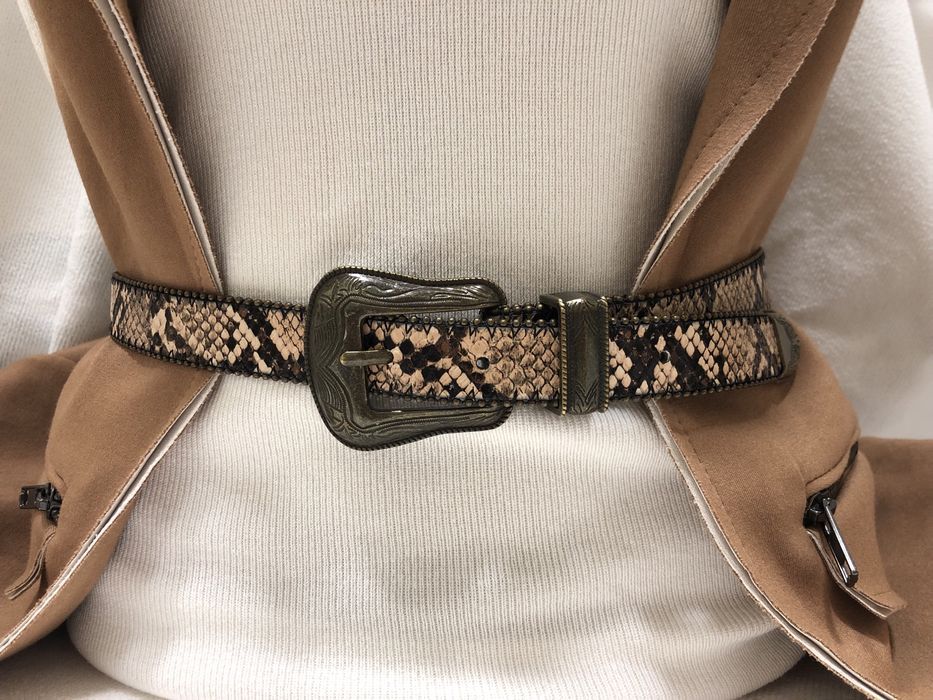 Ремень змеиный принт bershka