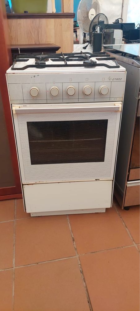 Fogao branco de 4 bicos