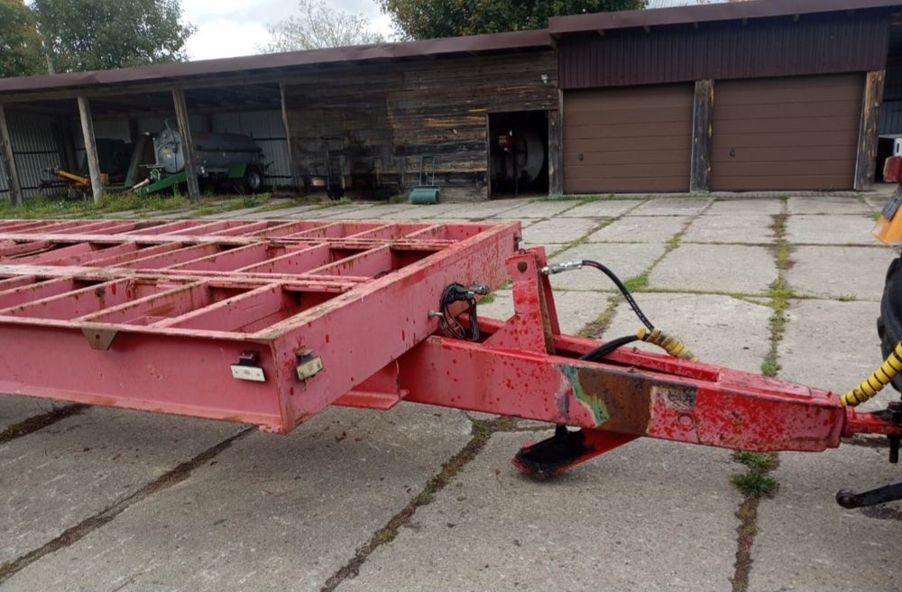 Naczepa niskopodwoziowa do ciągnika