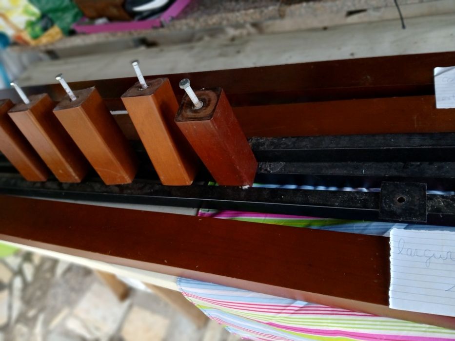 Estrado da cama com pés